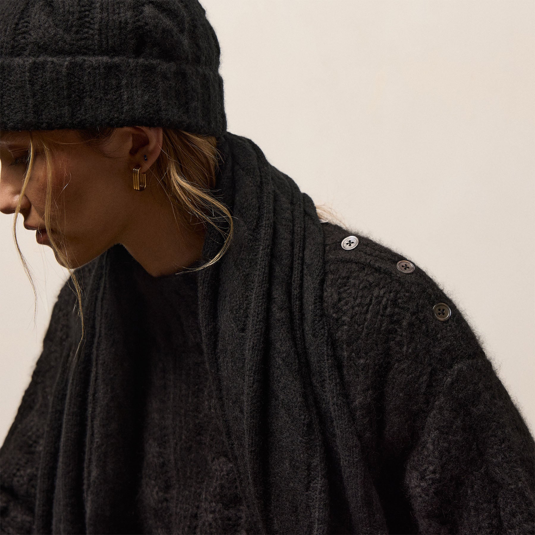 Lightweight Textured Cashmere Cable Knit Beanie - True Black