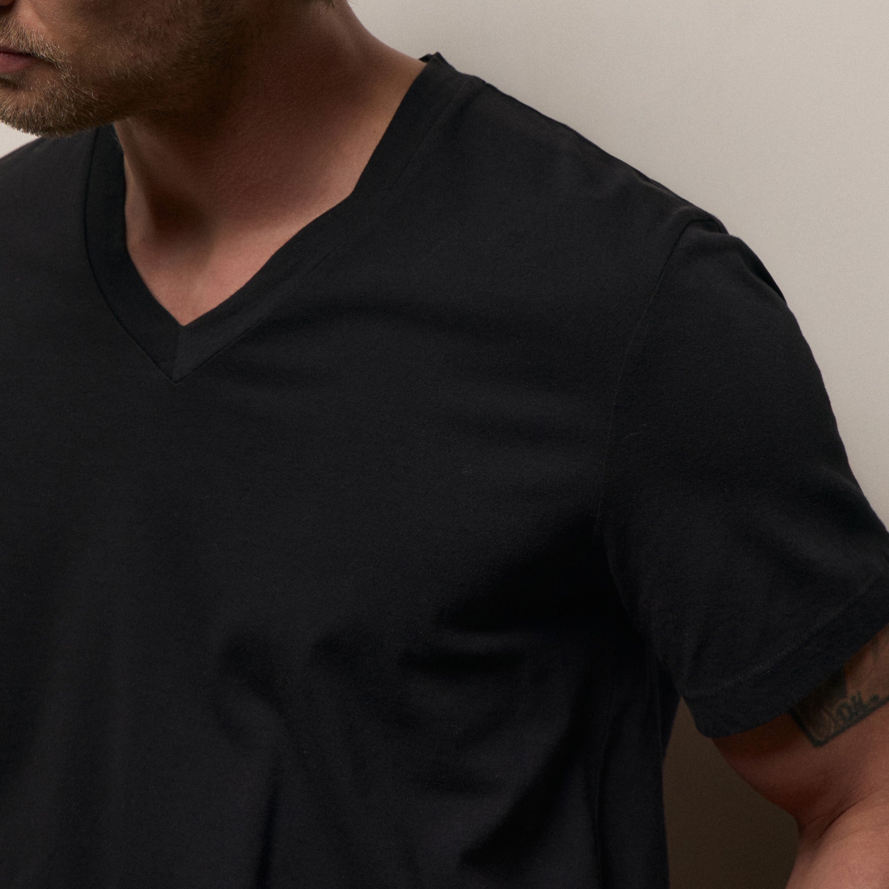 Short Sleeve V Neck - Black