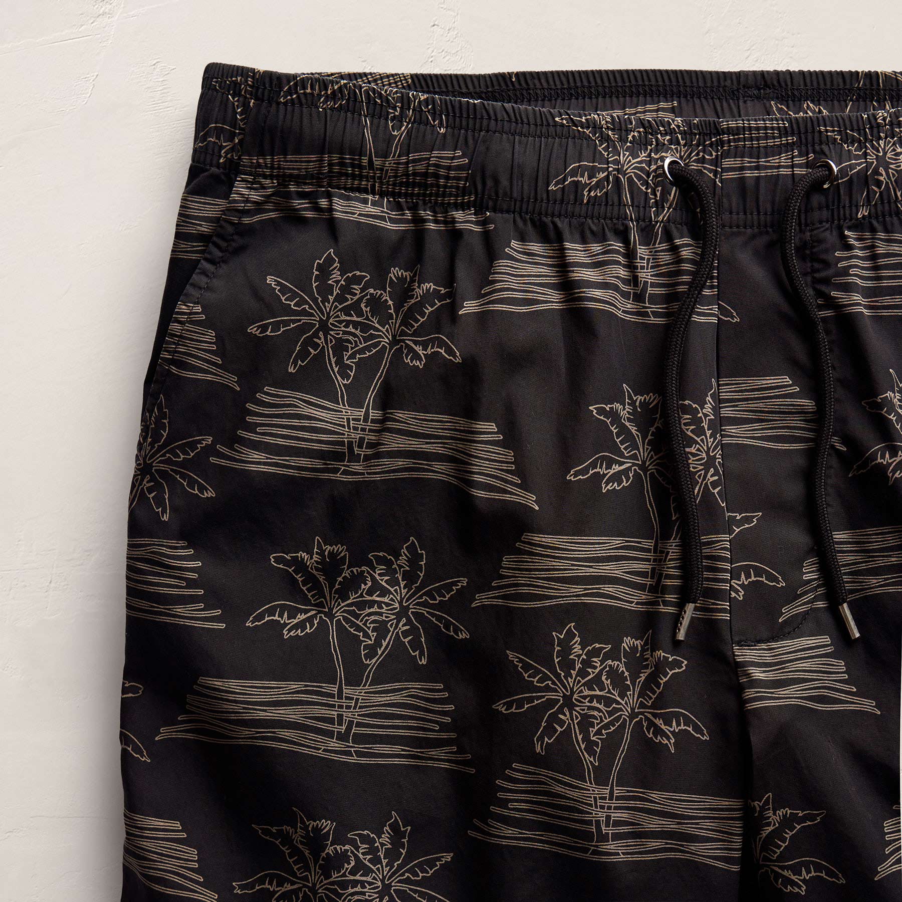 Palm Printed Short - Black/Light Olive Pigment